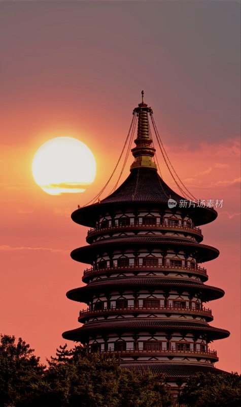 隋唐洛阳城遗址夕阳下通天古塔与刻字石景观