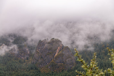 云雾缭绕的森林山峰