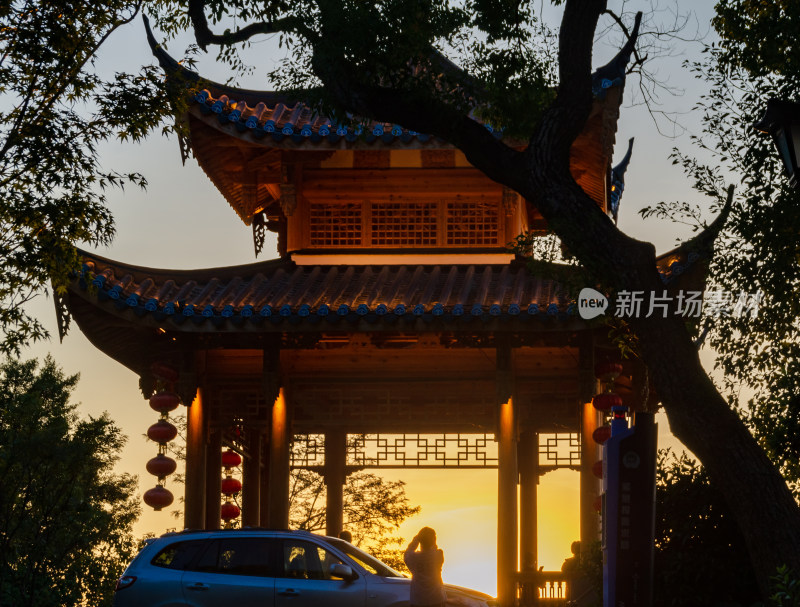 夕阳中的福州市乌石山上的邻霄阁观景亭