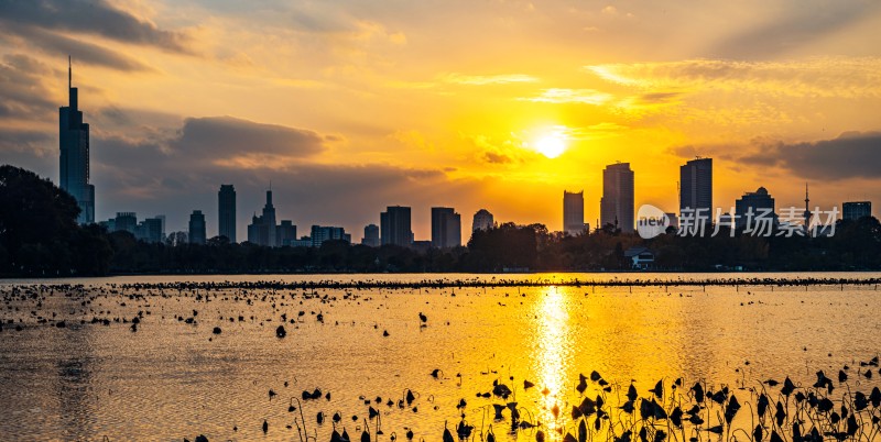 南京玄武湖畔紫峰大厦城市日落全景