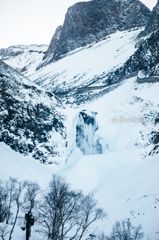 冬季东北长白山冰封的瀑布