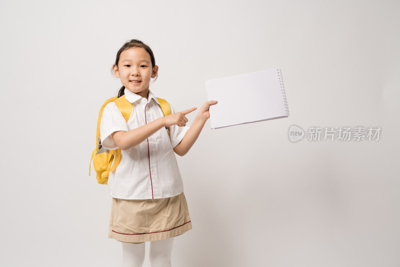 手拿空白课本展示的中国女孩