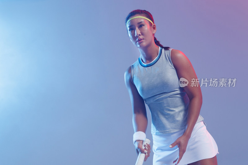 青年女运动员打网球
