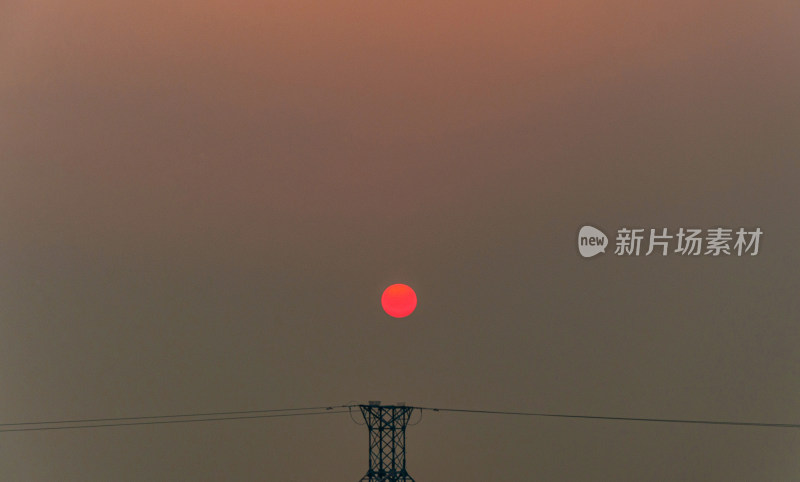 深圳湾夕阳落日天空红日与输电塔剪影