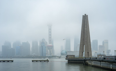 秋天雨雾中的上海外滩