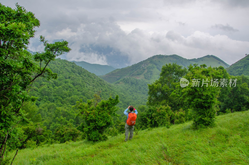 夏季阴雨天山间徒步