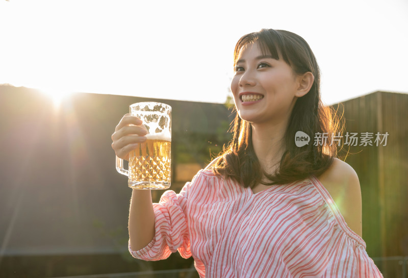 年轻女子喝啤酒