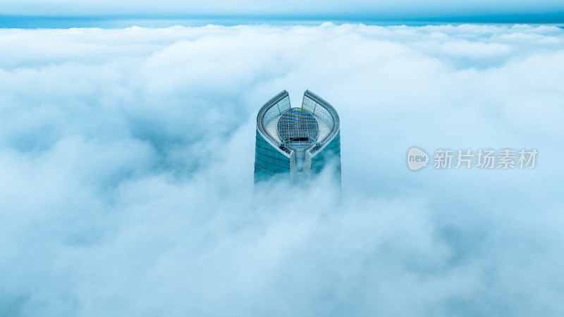 云层中的武汉中心大厦