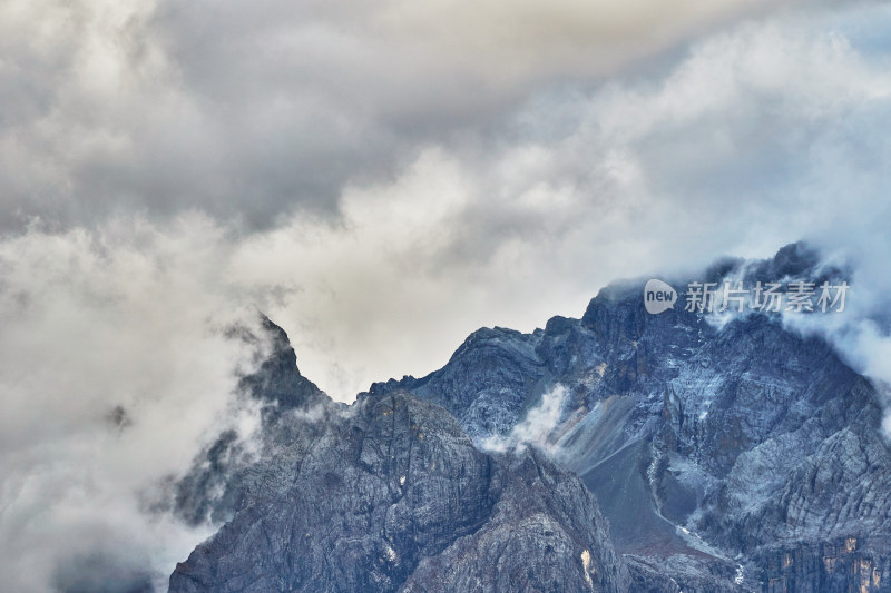 云海中的玉龙雪山