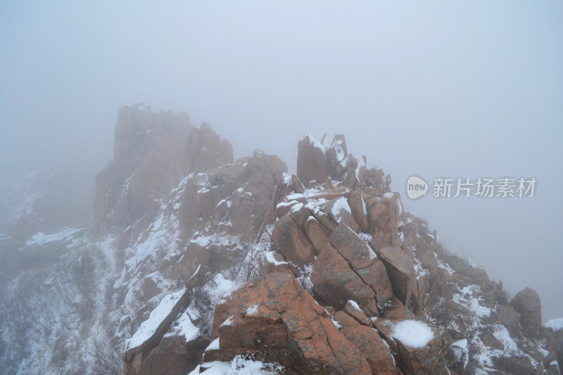 云雾中的山峰