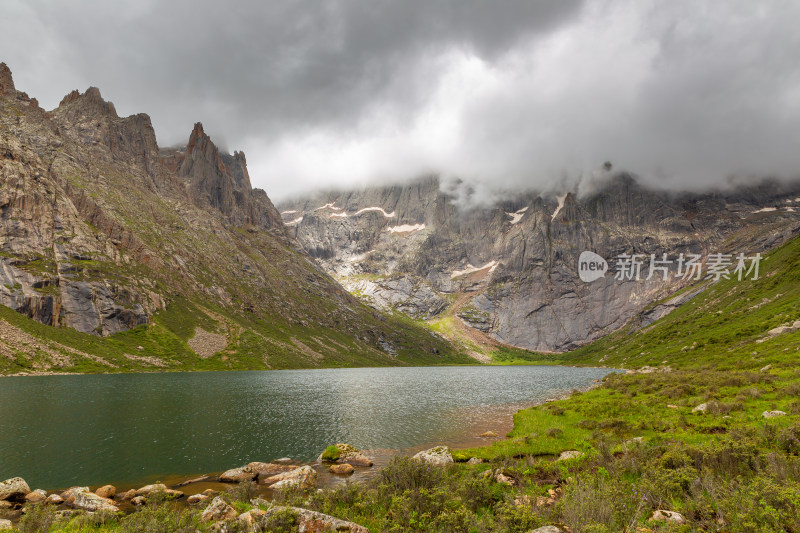 群山映衬下的湖景