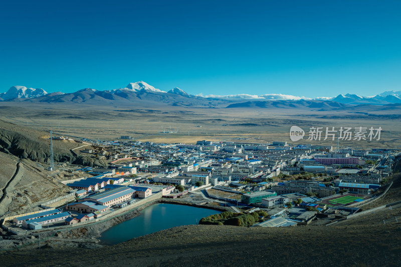 喜马拉雅山脉下的岗巴县城