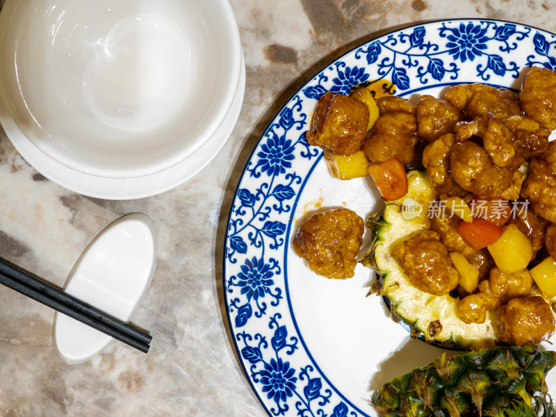 盛在瓷盘中的美味菠萝生炒骨