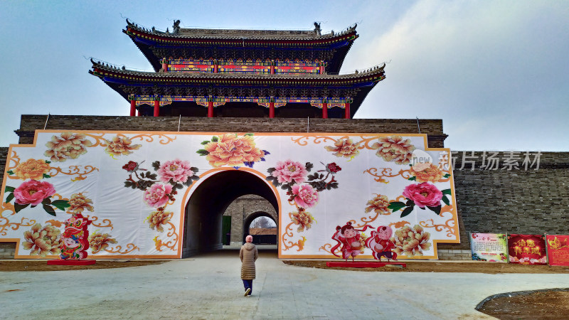 渭南双创古城古建筑前带花卉装饰拱门景象
