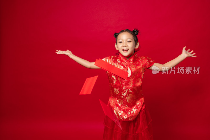 红色背景前穿旗袍的中国女孩空中有多个红包