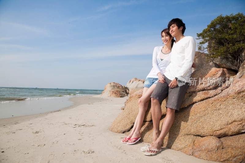 年轻情侣在海边度假