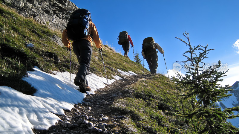 背包客团队攀登雪山团队励志精神