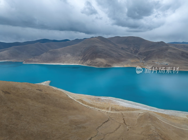 西藏山南羊卓雍措圣湖神湖蓝色高空航拍