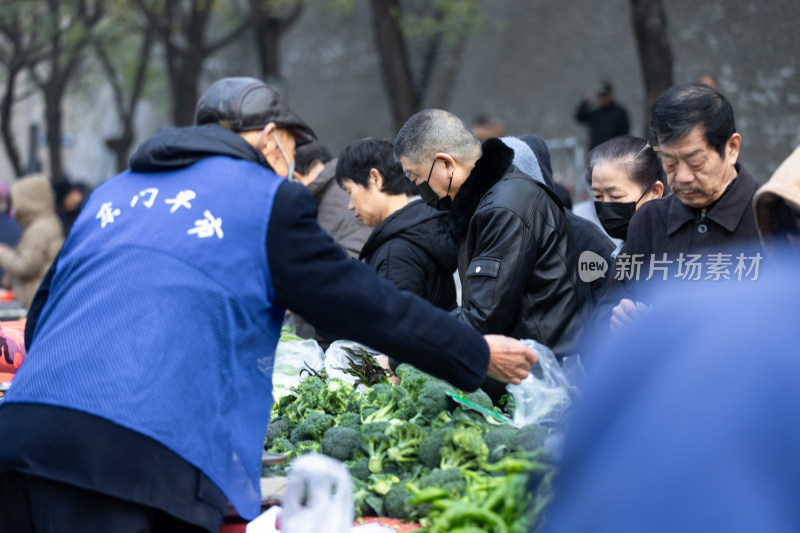 早市买菜卖菜的人们