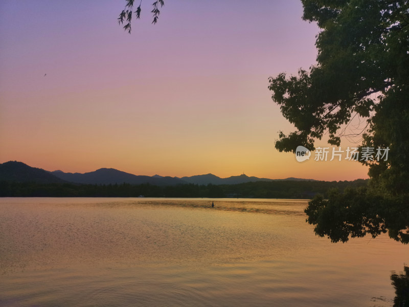 西湖的金色夕阳美景