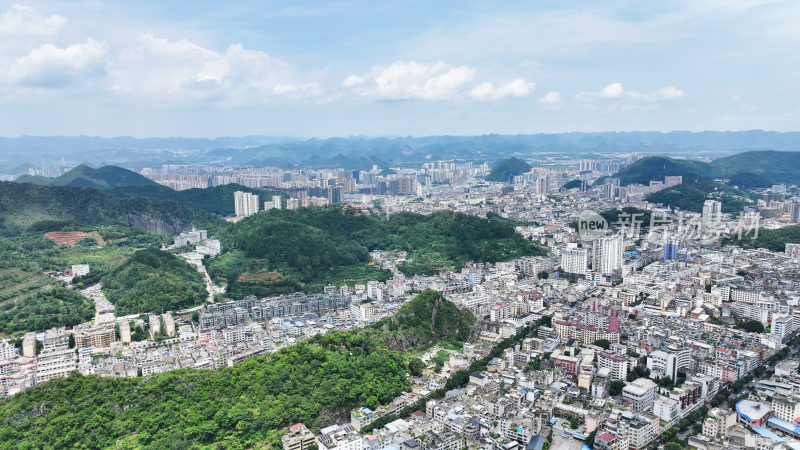 贵州兴义市  山谷中的高层住宅群