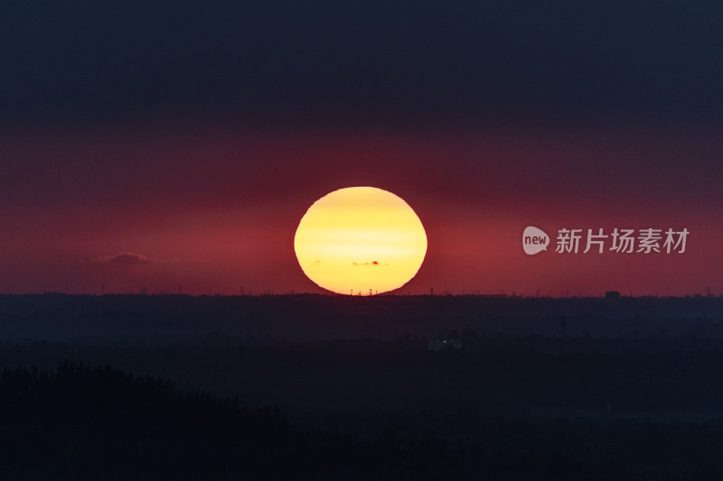 靠近地平线的落日夕阳