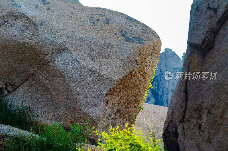 青岛崂山仰口景区的巨石间狭窄通道