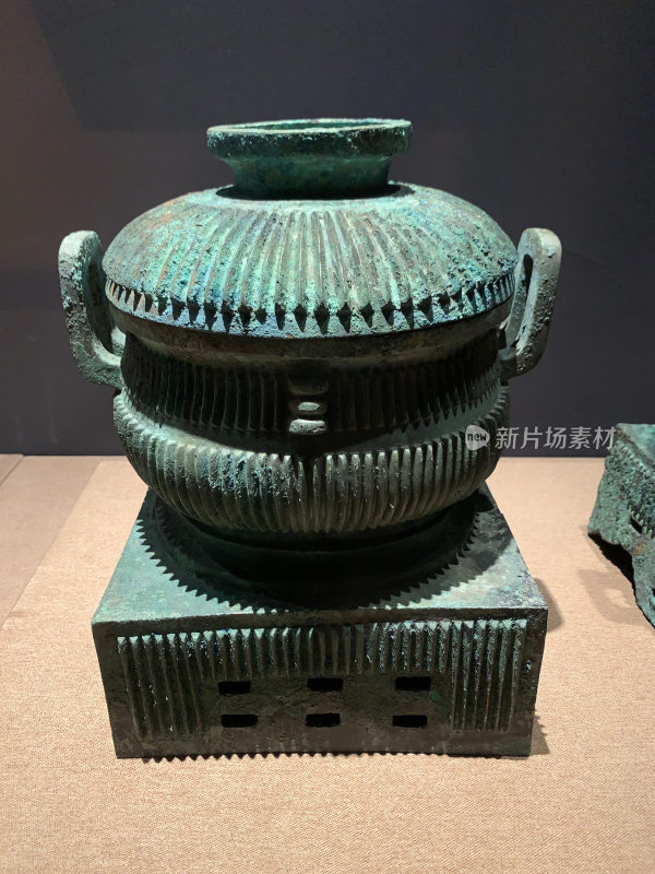 古代青铜器皿特写