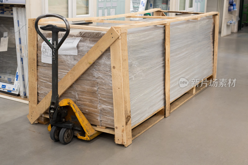 仓库中木框包装货物与搬运车