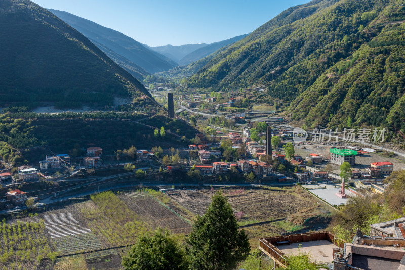 马尔康松岗村全景