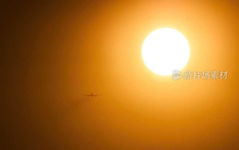 飞机在巨大的太阳旁边飞行