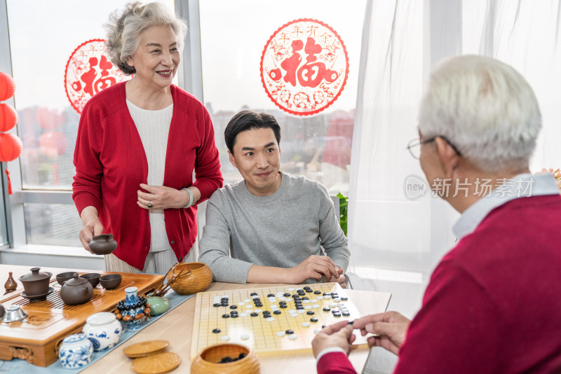 快乐的家庭喝茶下围棋