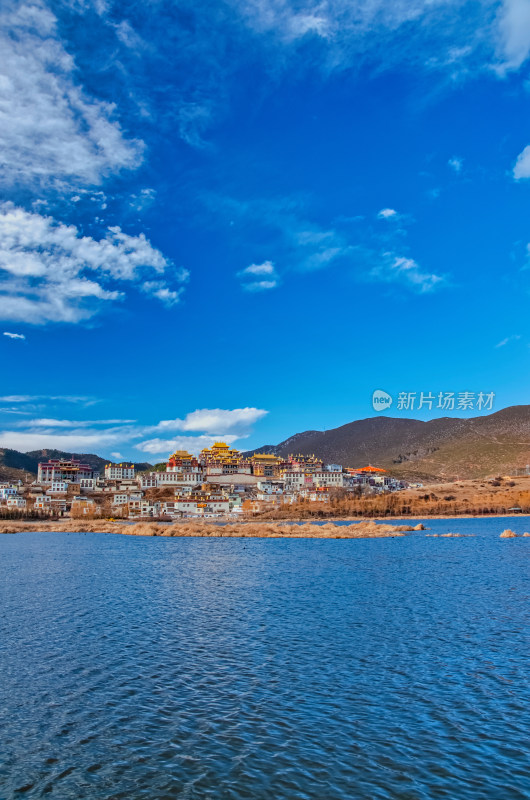 云南迪庆香格里拉松赞林寺景区湖泊草地秋景