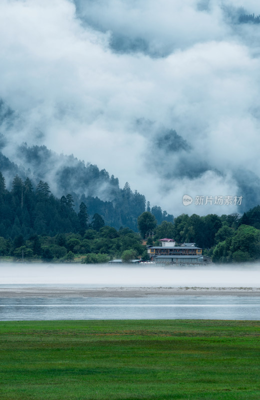 雨雾朦胧的波密古乡湖风景