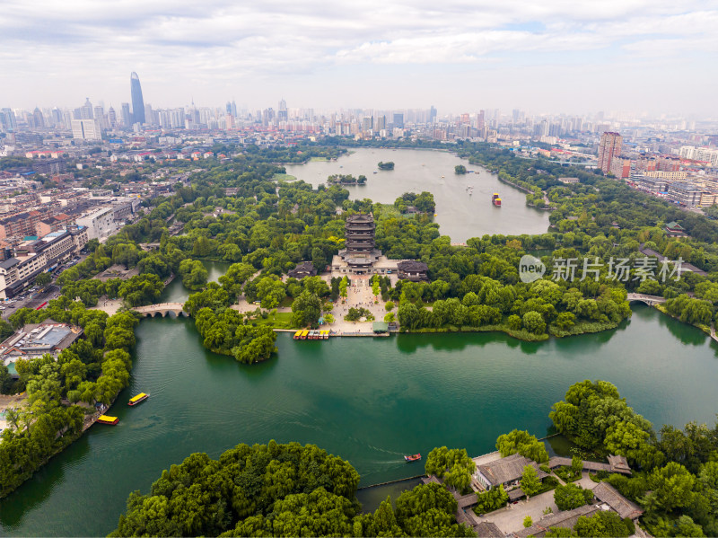 山东济南大明湖历公园历下区航拍城市风景