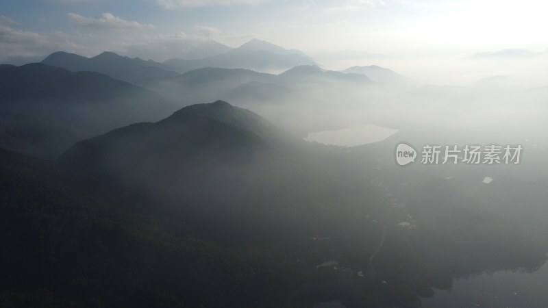 广东东莞：清晨山间薄雾