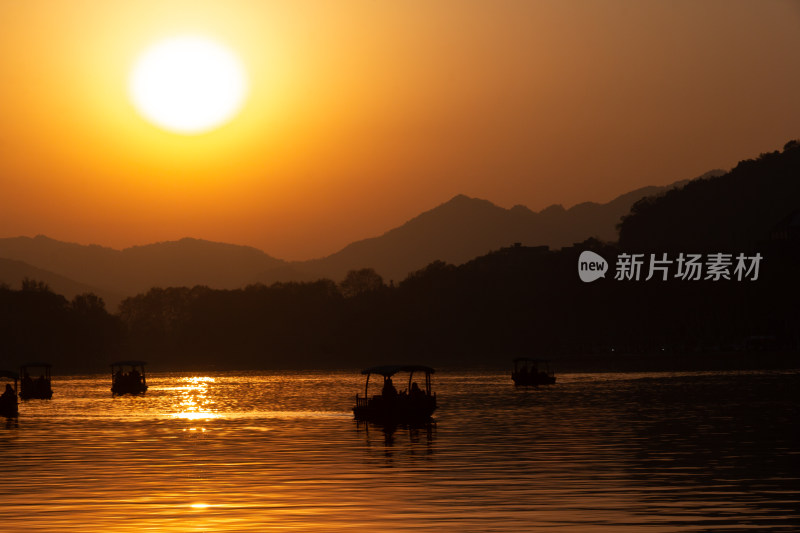 杭州西湖山水间壮丽的日落景观