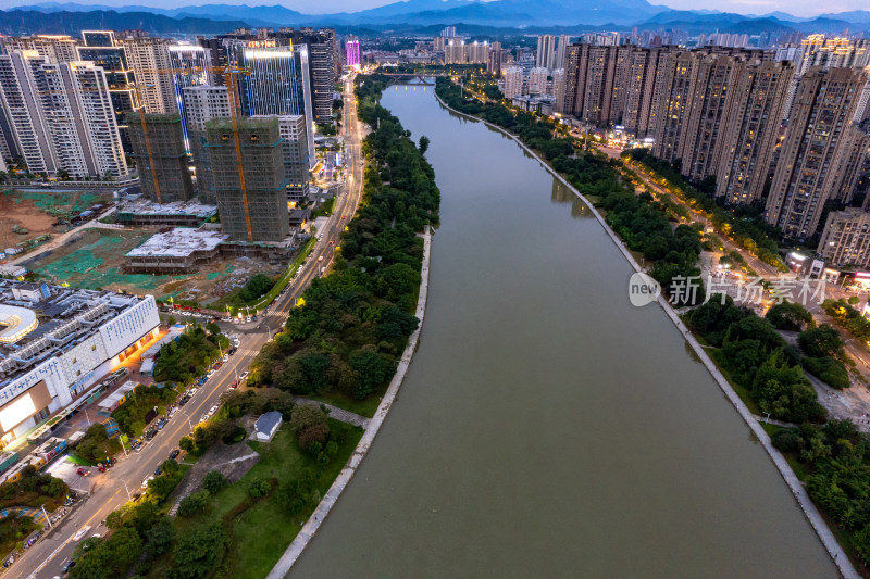 江西宜宾城市夜幕降临河流风景航拍图