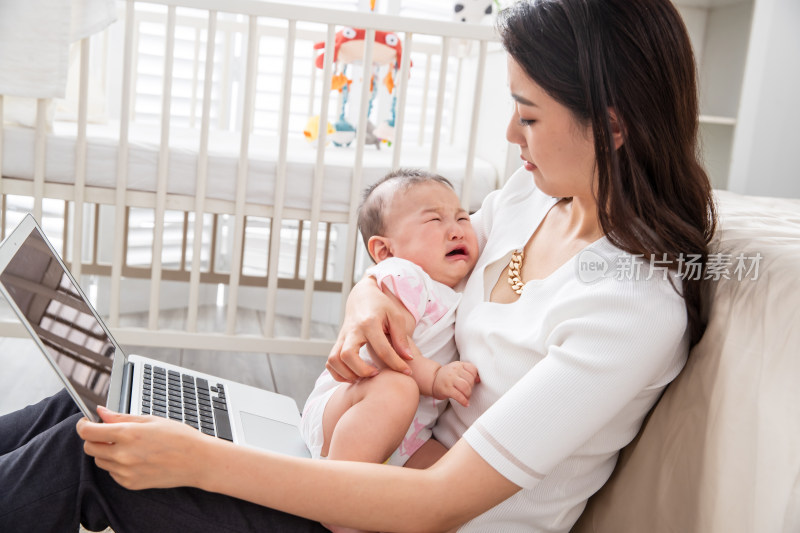 在家办公的年轻妈妈和宝宝