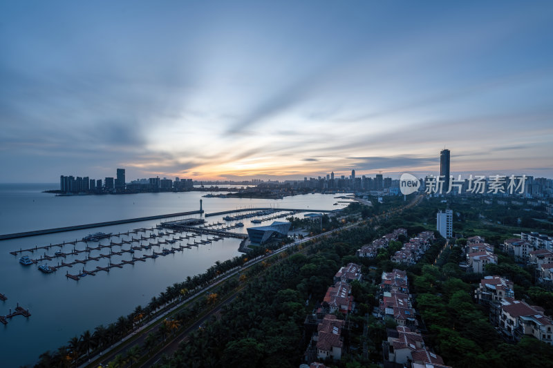 海南海口CBD滨海城市暮色的城市天际线