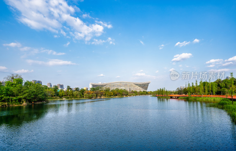 成都地标建筑环球中心与锦城湖天府绿道栈桥