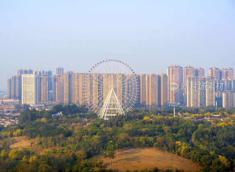 摩天轮矗立在住宅高楼前的景象