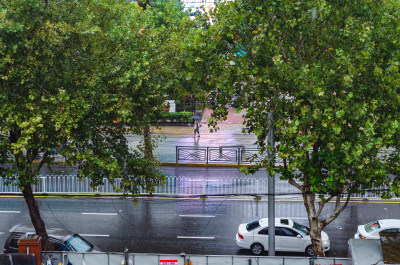 青岛下雨的路上有车驶过