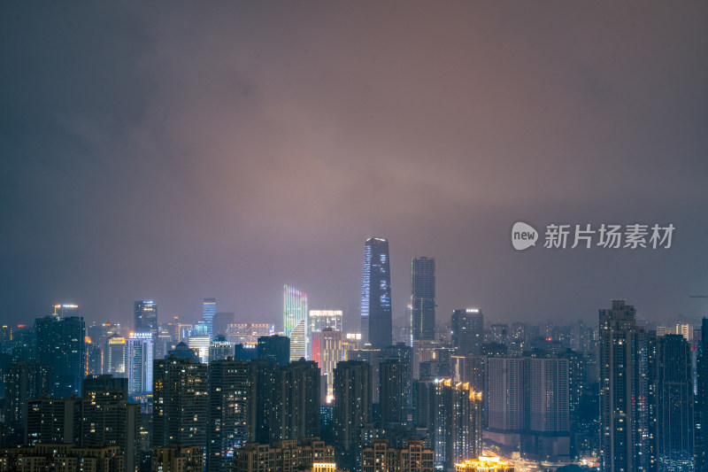 重庆雾霭下灯火璀璨的现代化城市夜景