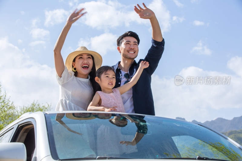 快乐家庭站在汽车上看风景