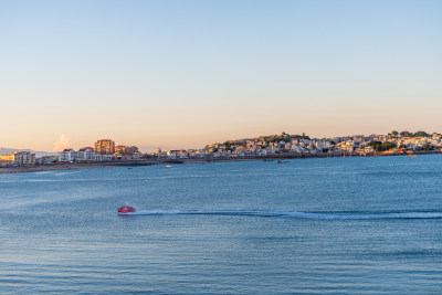 东山岛海滨城市海上快艇风景