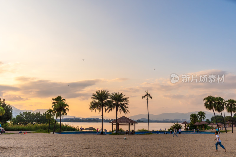 城市湖边沙滩黄昏休闲场景