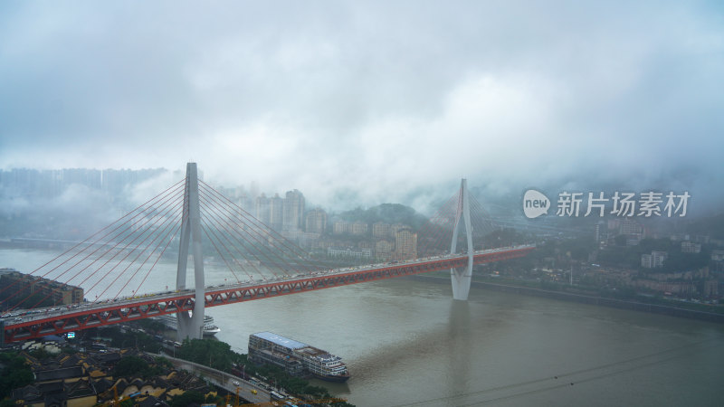 云雾缭绕的重庆东水门大桥