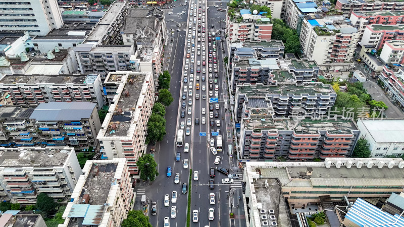 城市高峰期拥堵交通航拍图