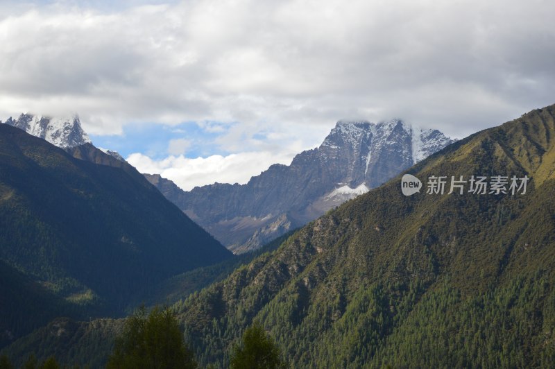 巴松措的雪山和湖泊